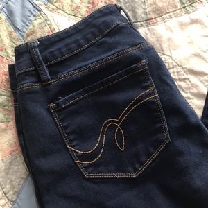 Royalty 👸🏻 Dark wash skinny jean. LIKE NEW!